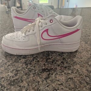 Women’s nike shoes! Very gently used size 8🌸